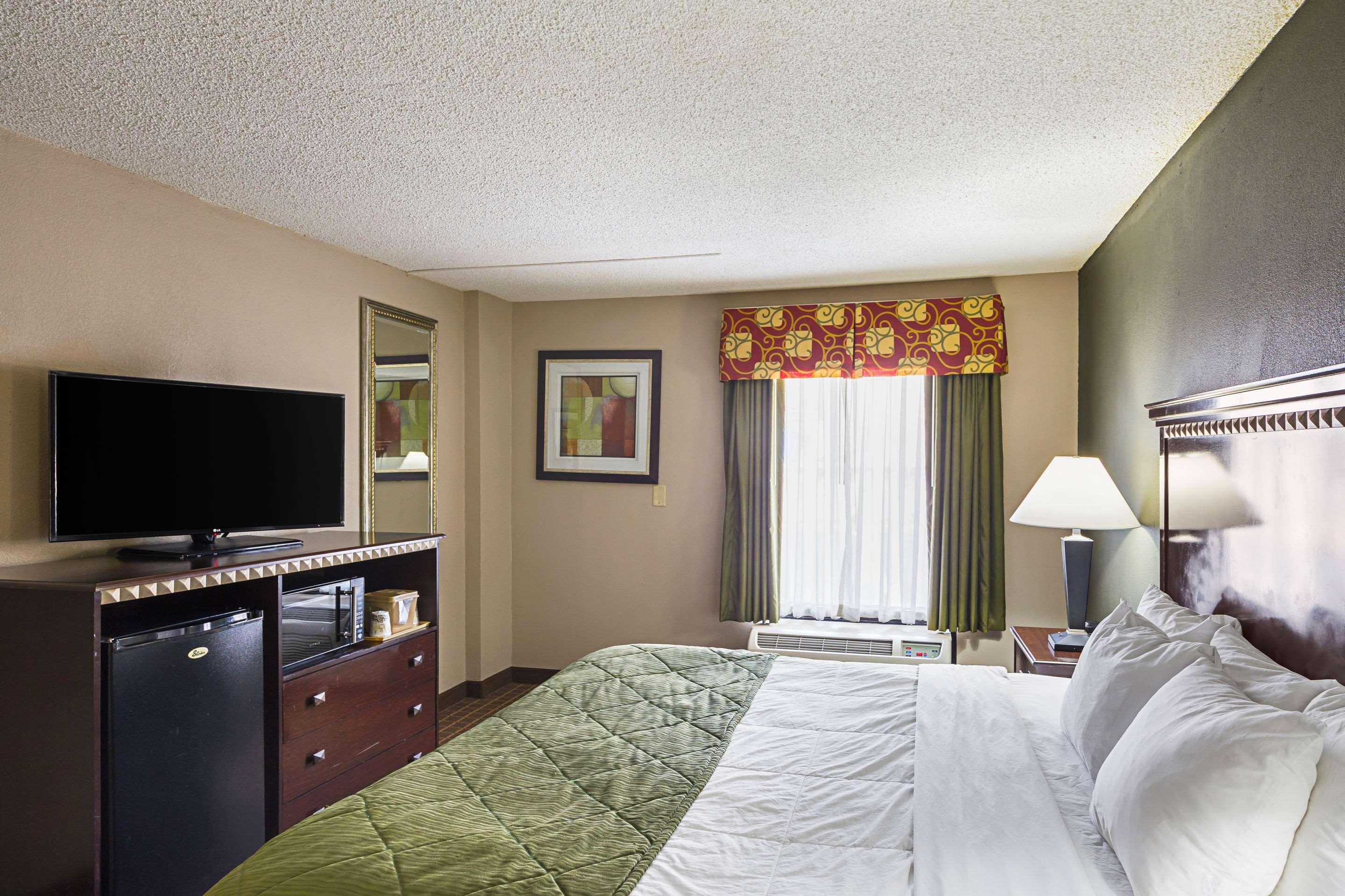Quality Inn & Suites Greenville - Haywood Mall Bagian luar foto