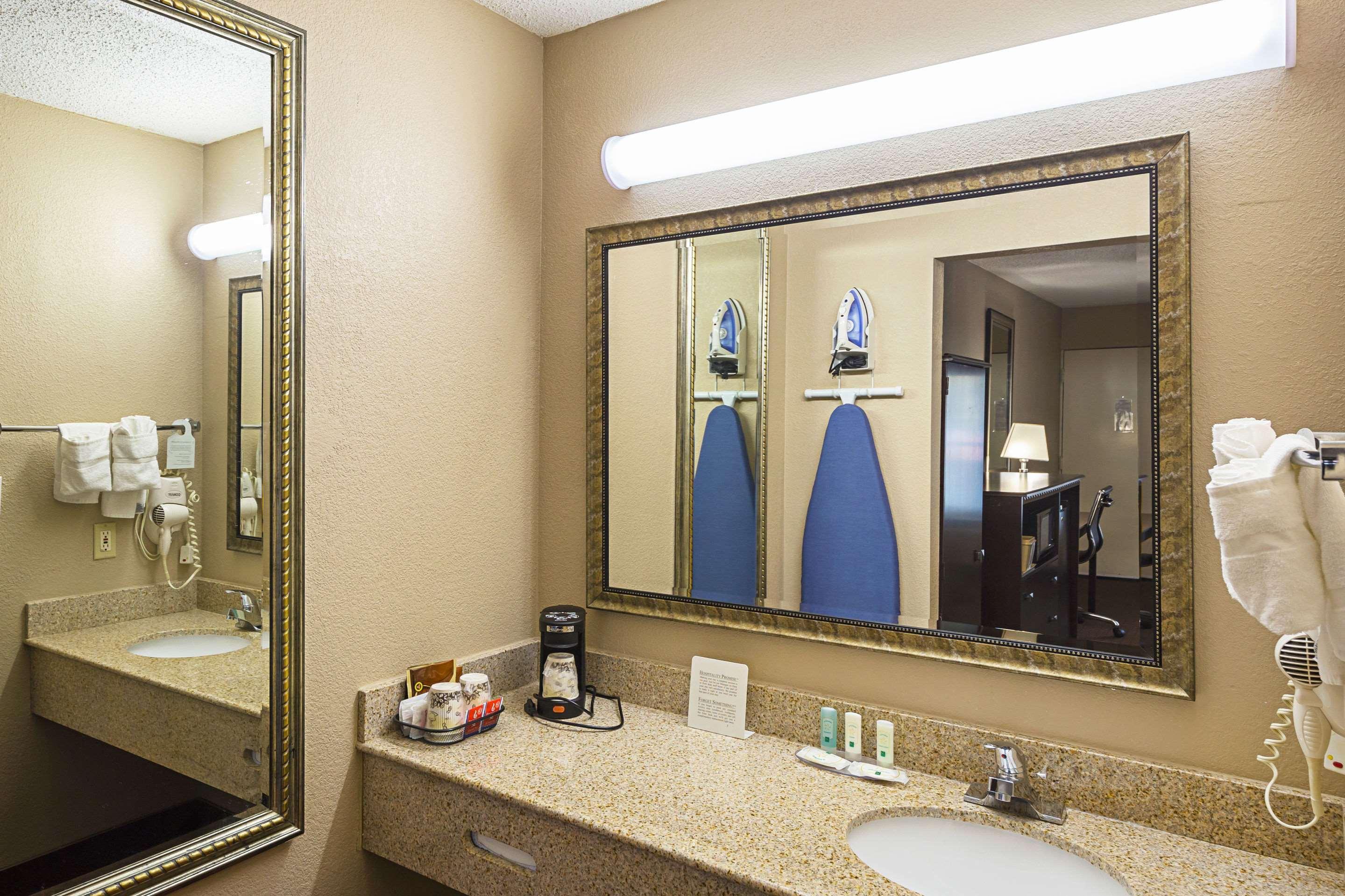 Quality Inn & Suites Greenville - Haywood Mall Bagian luar foto