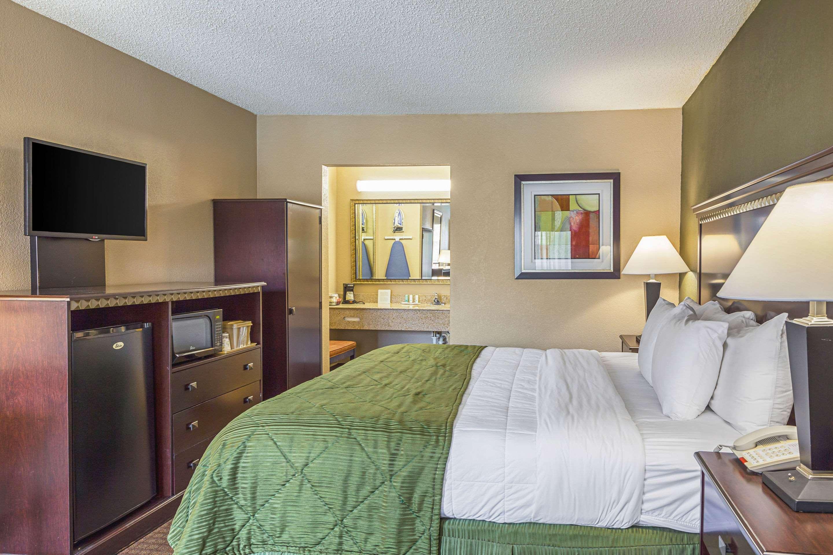 Quality Inn & Suites Greenville - Haywood Mall Bagian luar foto
