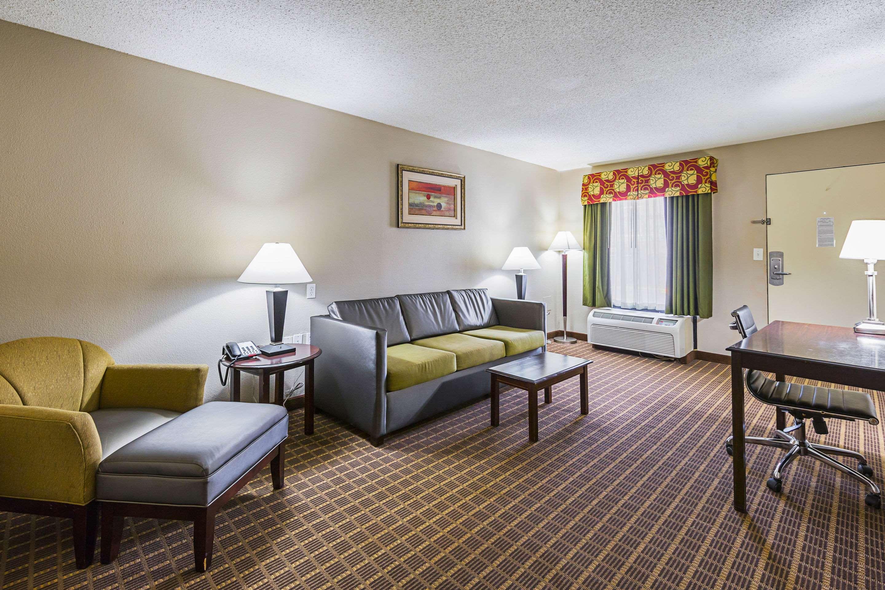 Quality Inn & Suites Greenville - Haywood Mall Bagian luar foto