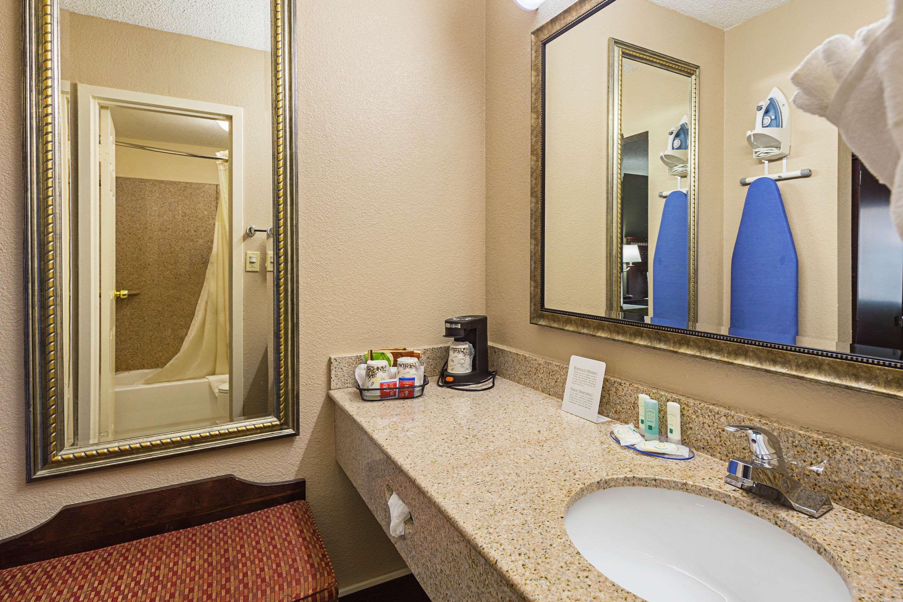 Quality Inn & Suites Greenville - Haywood Mall Bagian luar foto