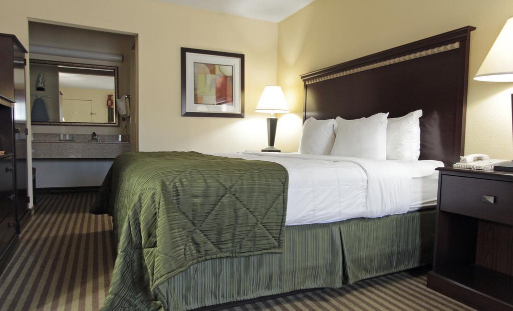 Quality Inn & Suites Greenville - Haywood Mall Bagian luar foto