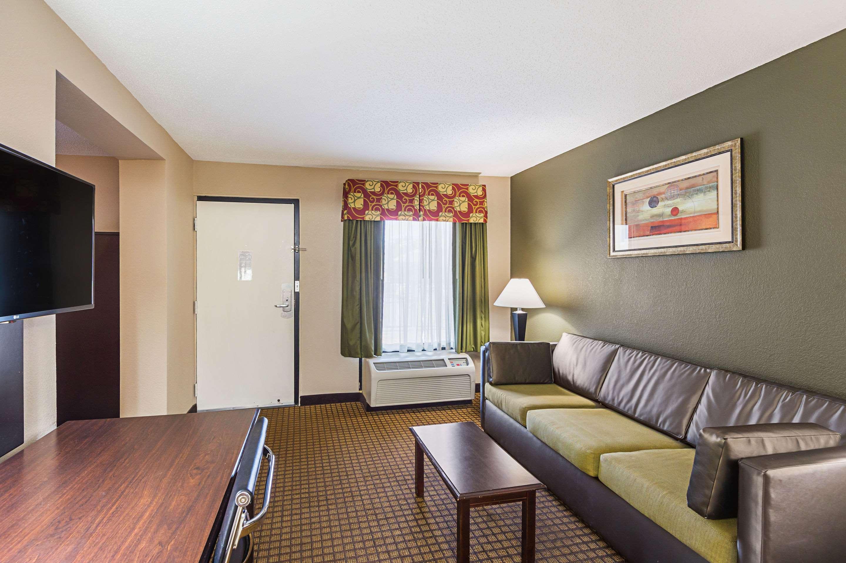 Quality Inn & Suites Greenville - Haywood Mall Bagian luar foto