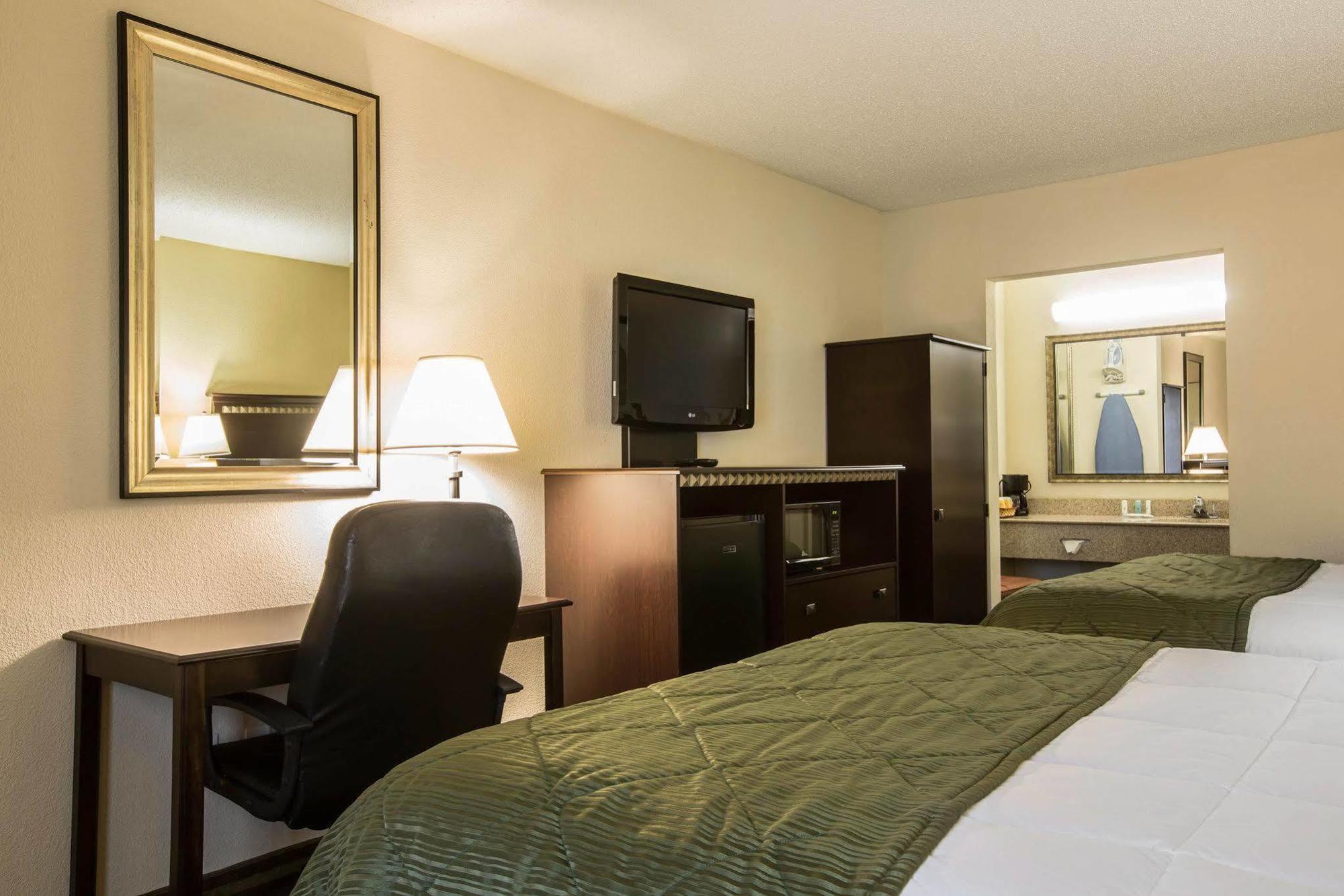Quality Inn & Suites Greenville - Haywood Mall Bagian luar foto